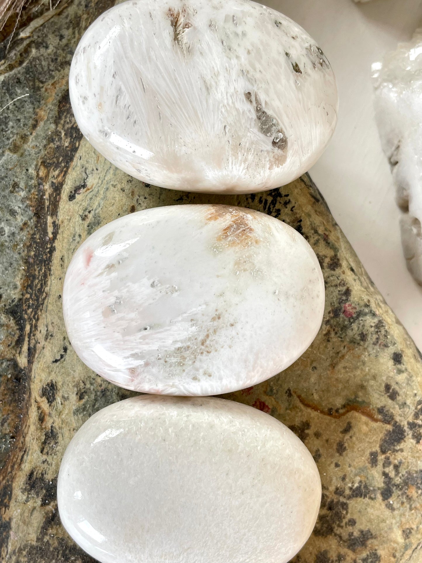 Scolecite pebbles