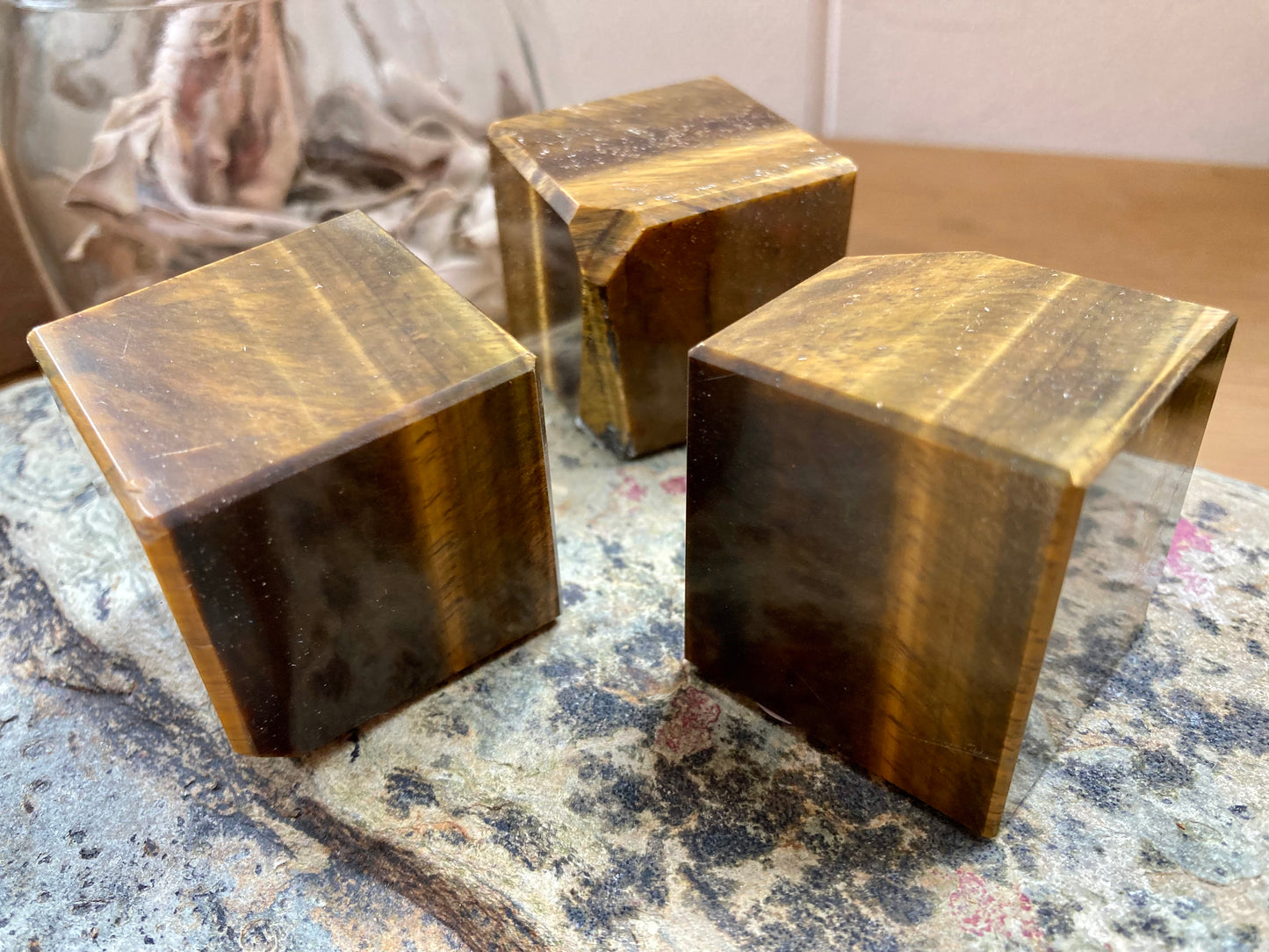 Tiger eye cubes