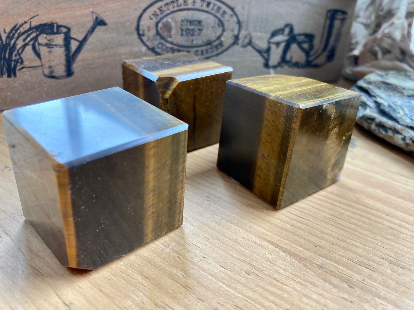 Tiger eye cubes